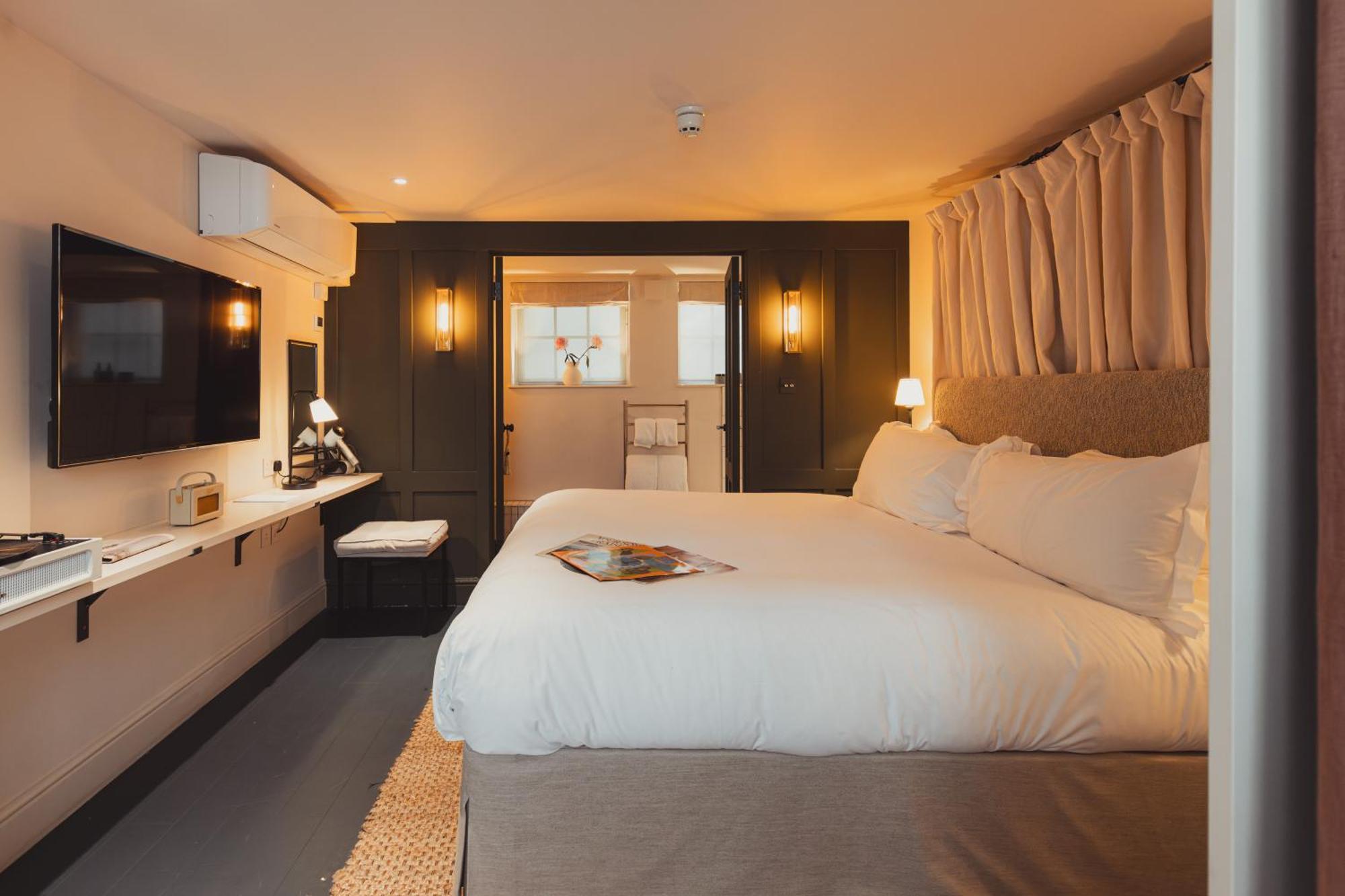 No 15 By Guesthouse, Бат Экстерьер фото A bedroom on board