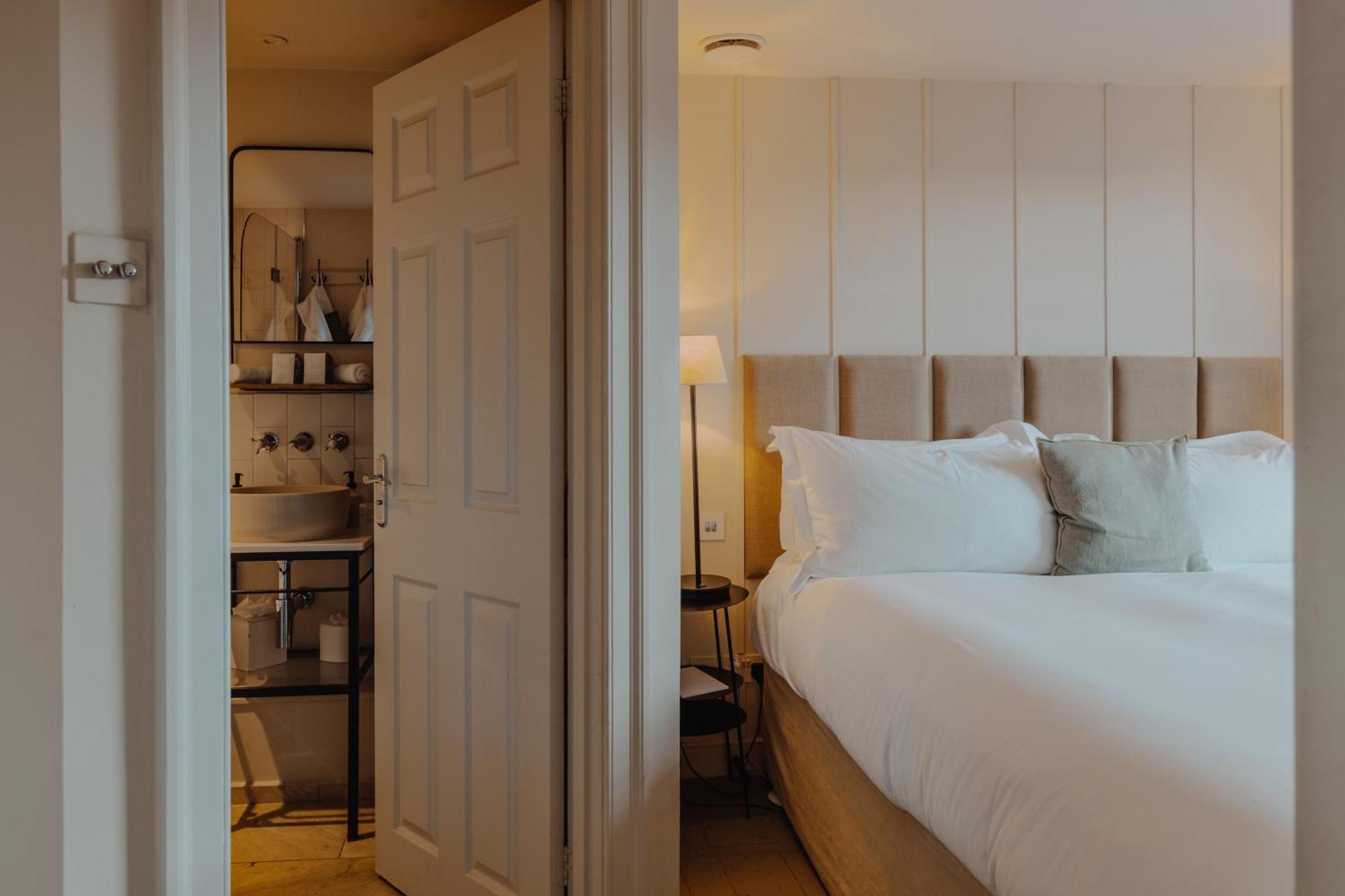 No 15 By Guesthouse, Бат Экстерьер фото A bedroom at The Swan